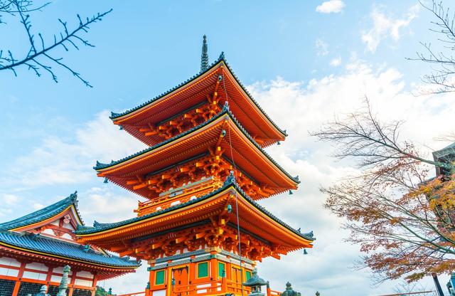 清水寺与金阁寺(鹿苑寺),岚山等是京都最为著名的名胜古 