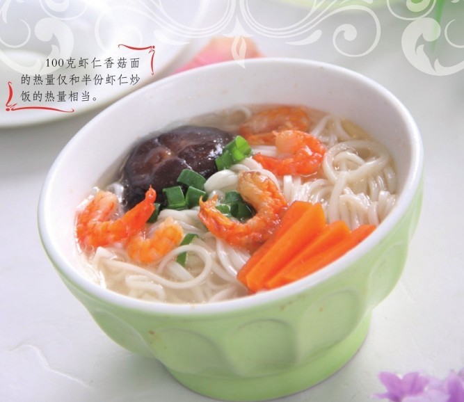 【虾仁香菇面】浇上鸡汤,面汤会变得更加鲜美.