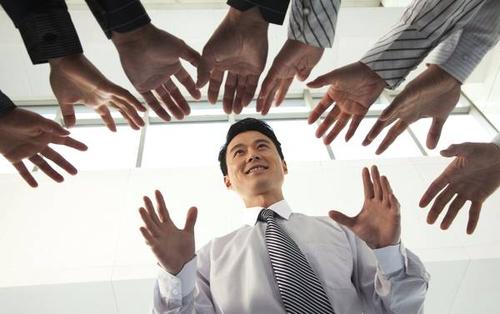 职场中，向老板解释工作失误时，怎样把话说到点子上
