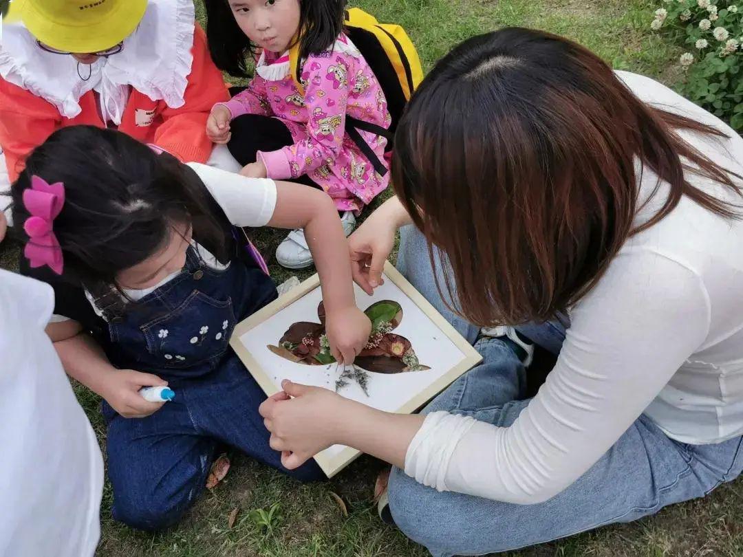 幼儿园老师和孩子们 进行