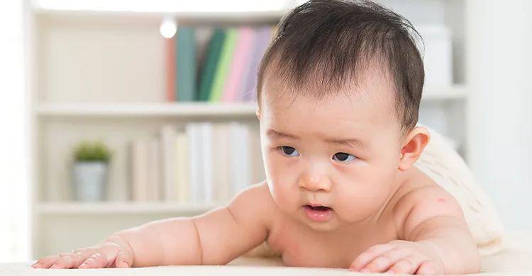 [新生儿]先涂凡士林再轻轻抓洗新生儿有脂溢性皮炎怎么办？不必用力搓洗