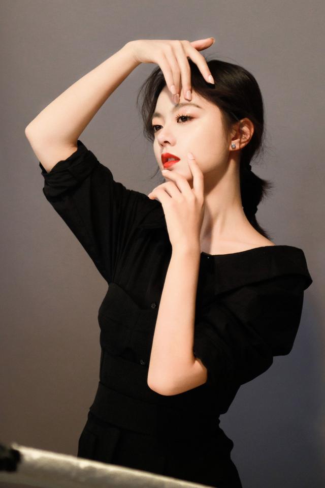 赵今麦的私服造型,真是十分接地气真实的一个女孩呢,清新宜人,很有