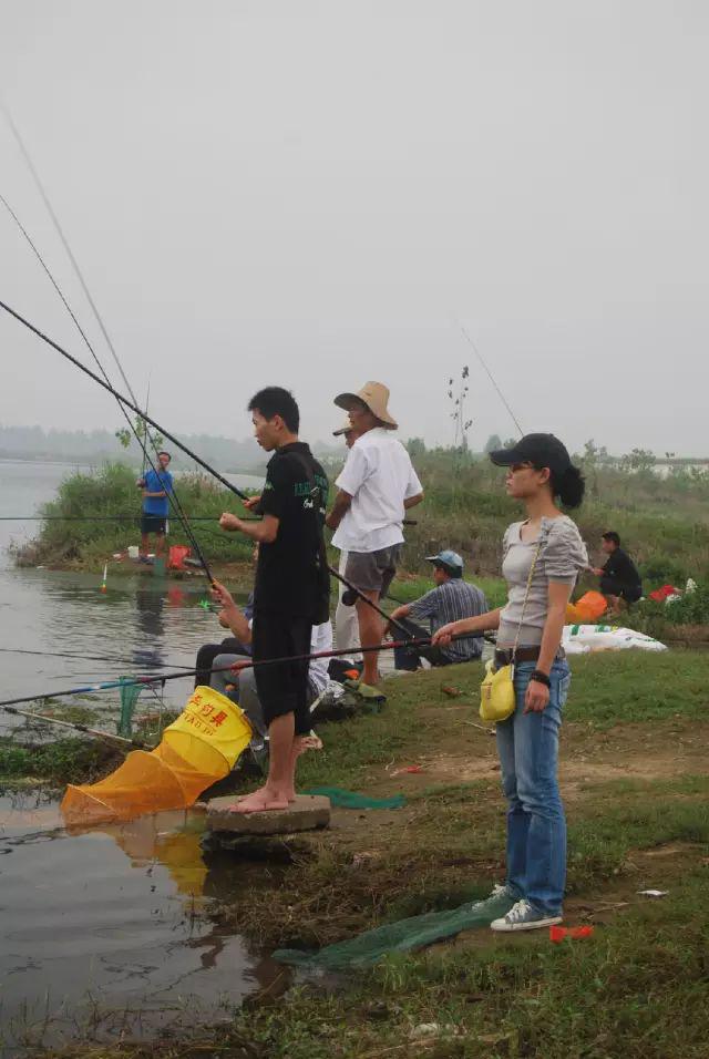 野河边钓鱼人络绎不绝,每人能钓上百来条