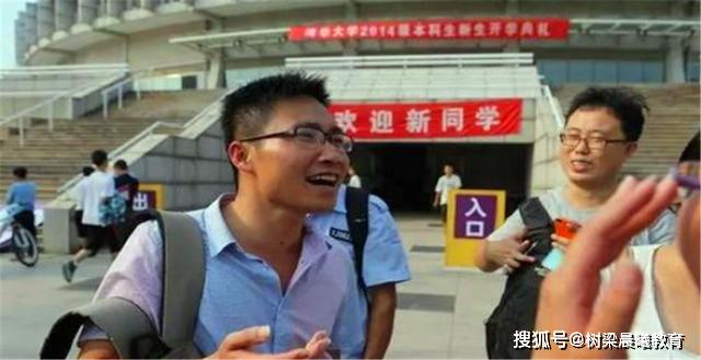 放弃北大，理科状元复读8年，只为圆清华梦，现在的他在做什么？