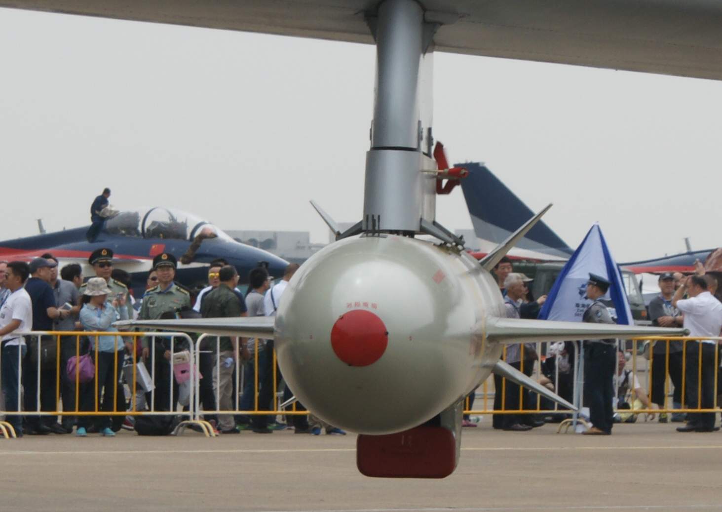 当时已经装备空军的空射反舰导弹有2种——鹰击8型和鹰击6型.