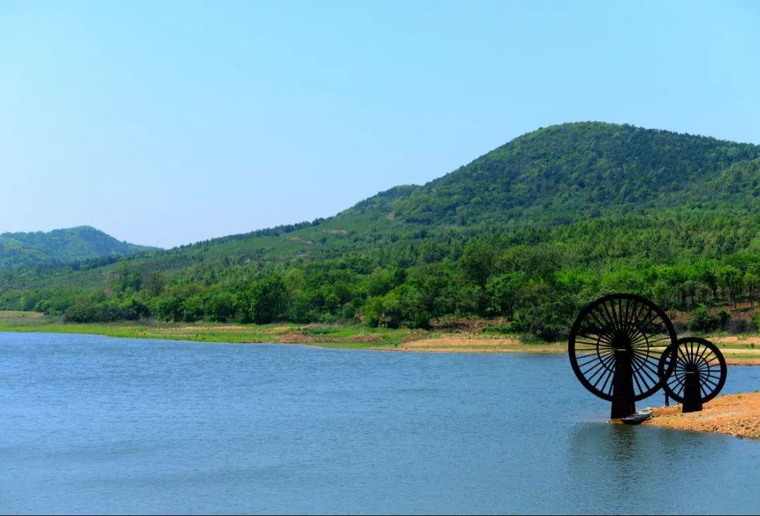 半月湖 鸡笼山半月湖风景区,海拨240米,位于和县西北25公里的群山之