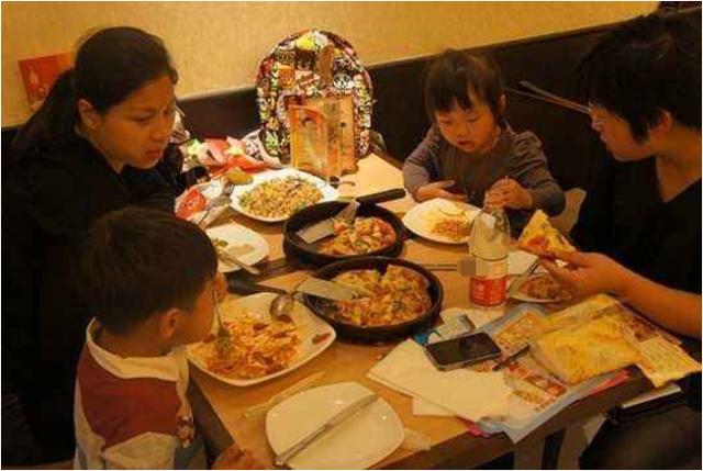医生劝告：3种食物不要上孩子餐桌，娃吃了，容易出现过敏