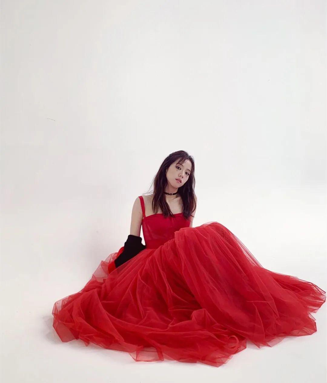 超美的红衣 girl  肤白貌美的 jisoo  和 红衣红裙 的配适度真的是