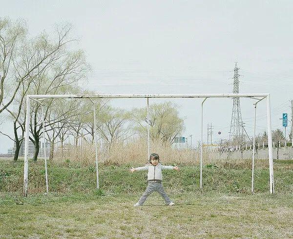 「孩子」只因妈妈一个动作，再不注意就晚了！孩子腿部畸形