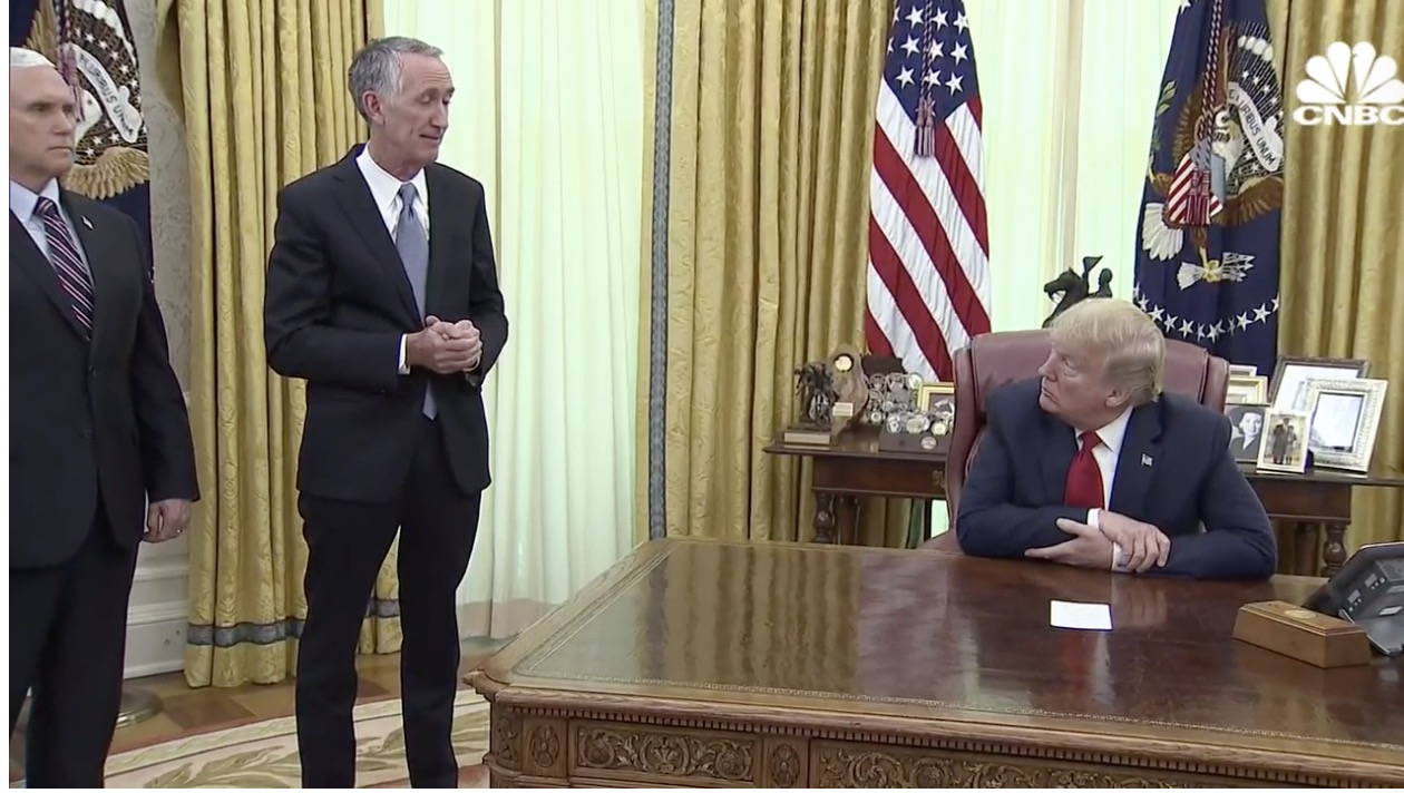 特朗普见吉利德CEO宣布瑞德西韦获紧急使用授权