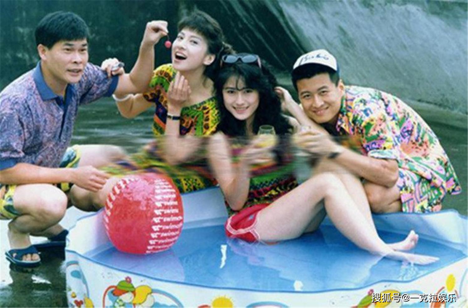 还记得《家有仙妻》里有一个神奇手镯的何莉莉吗?她现在过这样