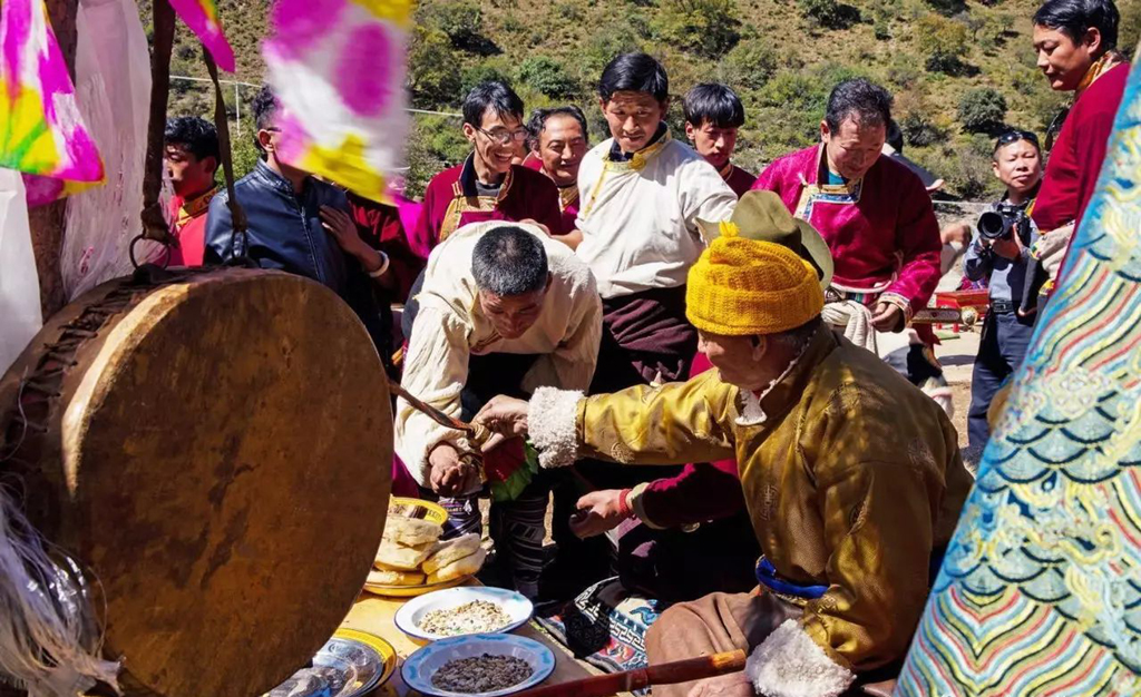 云南迪庆:香格里拉尼汝村_瀑布