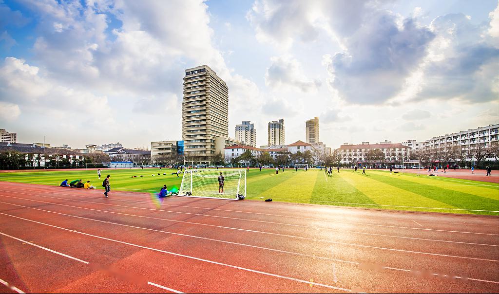 9km即到  天目初级中学,这是临安区规模及标准均名列前茅的学校;直线