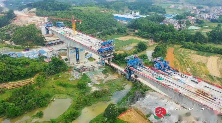 平陆运河特大桥是大浦高速的控制性节点工程,  大桥位于灵山县旧州镇
