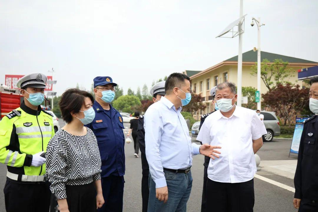 常州市副市长,公安局局长杜荣良带队,走访芳茂山服务区,对重点服务区