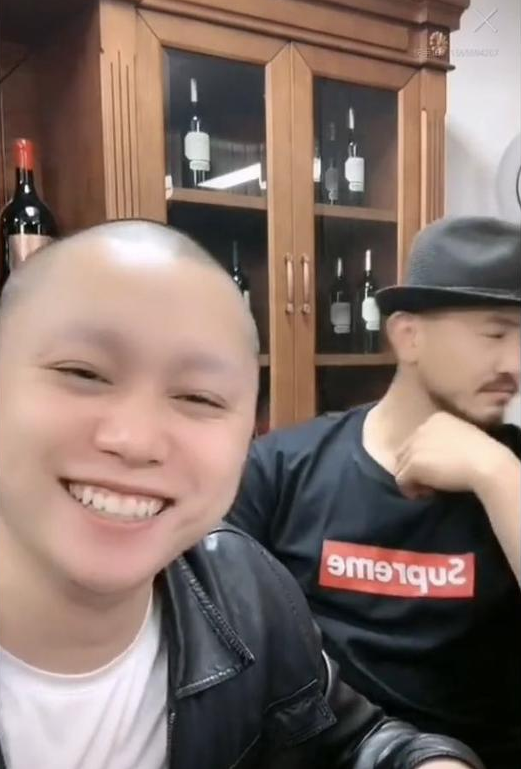 刘二狗身边美女 a7b749b595c34828a8d3e14b11794129.png