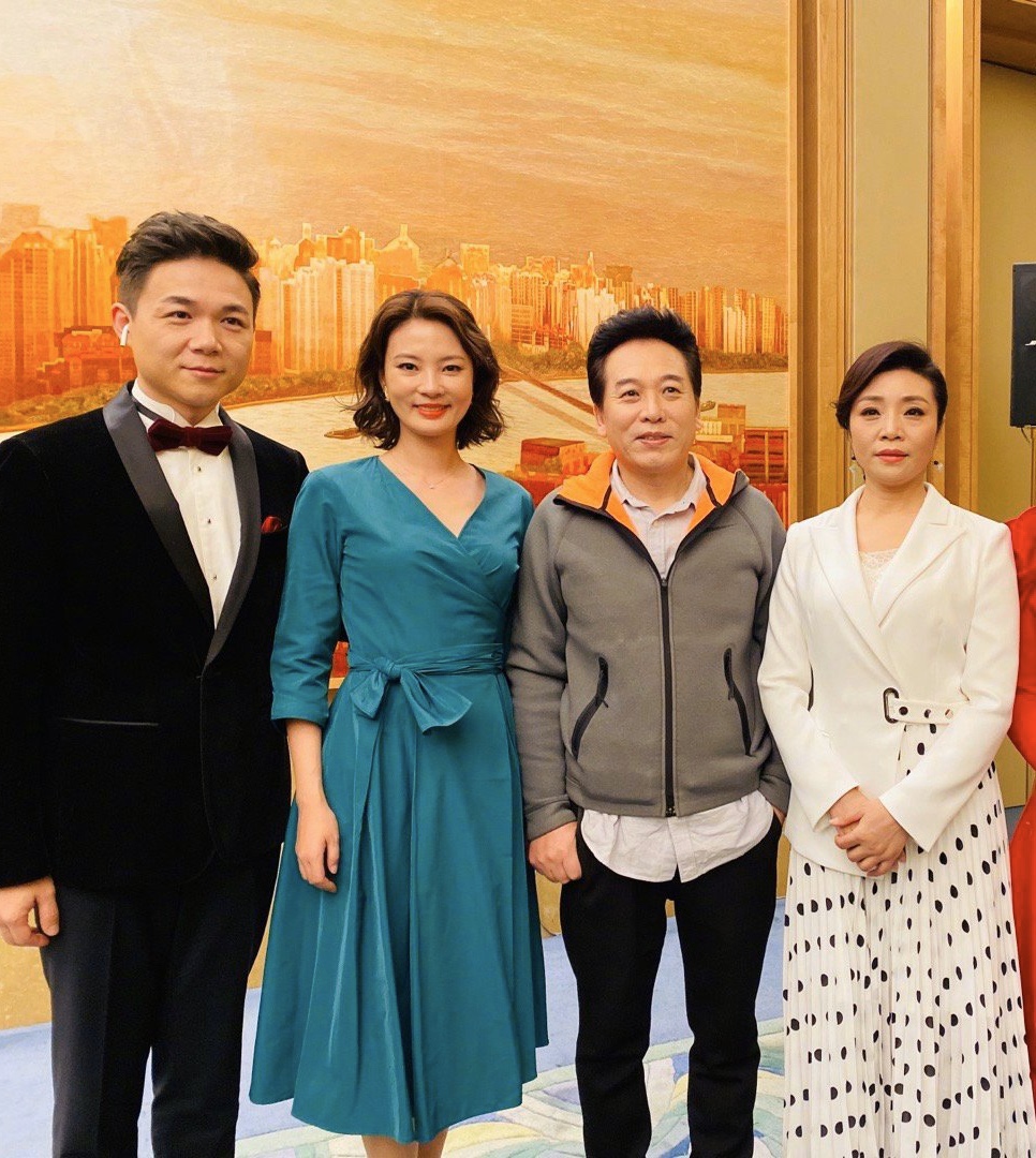 央视主持人刘芳菲真低调,穿普通针织衫公开露面,素颜哪像43岁