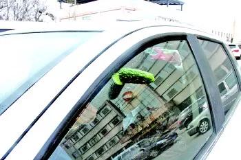 「家长」请家长不要把孩子一个人留车内6岁男童玩电动车窗被卡身亡