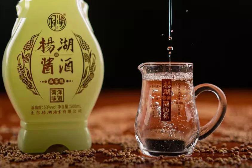 白酒酒杯壁周边的酒液会产生一种张力,使酒液不会很快地落下,这便称