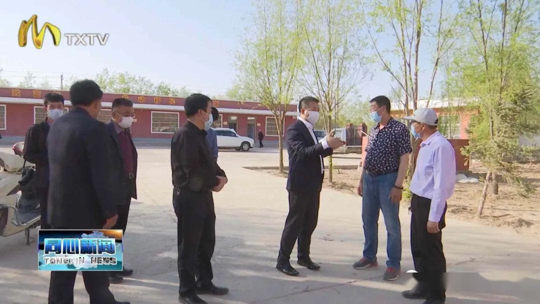 走进扶贫车间,马洪海与企业负责人深入交流,了解企业当前生产,务工