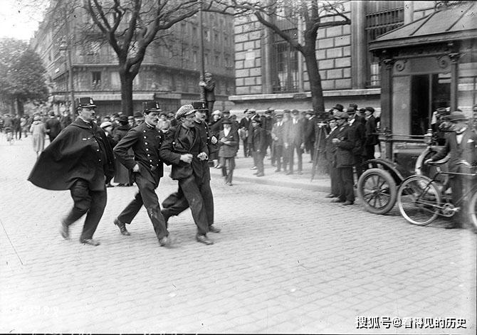 原创老照片 1920年法国巴黎的五一劳动节 工人走上街头 遭到警察镇压