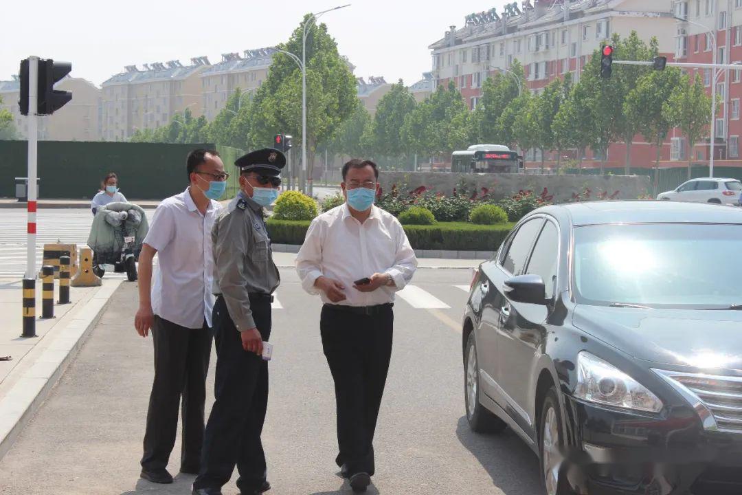 五一假期,郑景华局长到职业中专检查工作