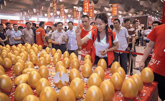 在五一期间凡是认购龙地东尚湾的客户即可参与售楼部的砸金蛋活动