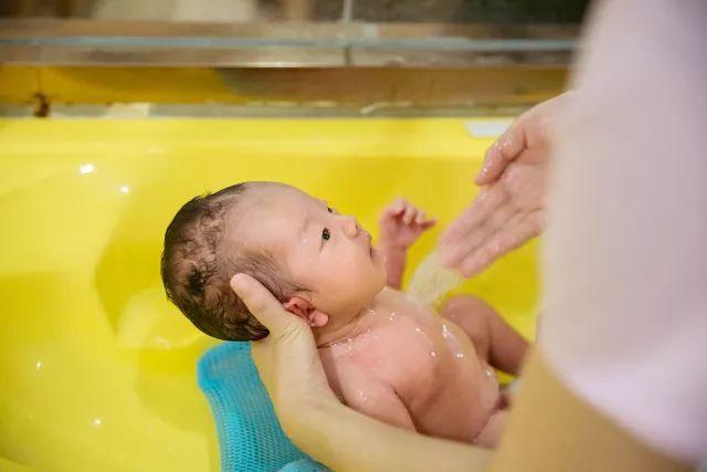 「宝宝」长开后的样子闪瞎你的眼,不信来看对比图别嫌弃刚出生的宝宝丑