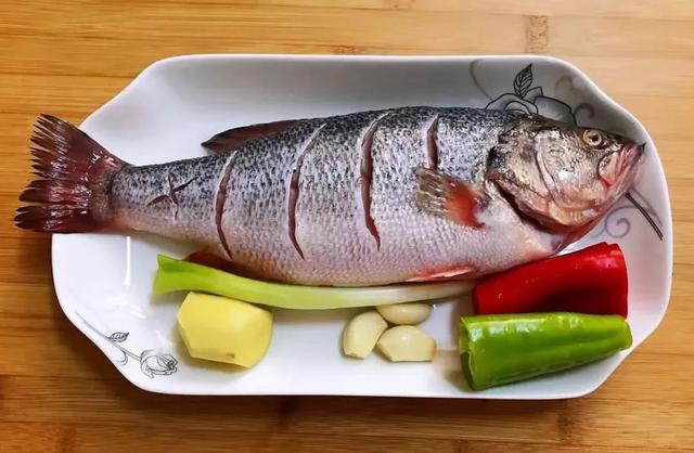 『孩子』对孩子没啥好处，为了健康要少买少吃市面上这三种“鱼肉”