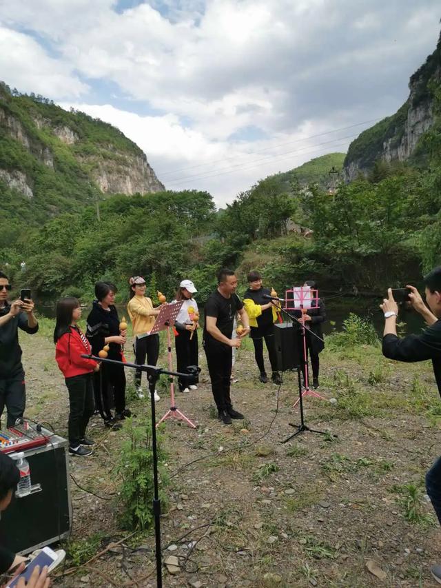 优雅动听的葫芦丝在镇雄场坝溜沙河边响起