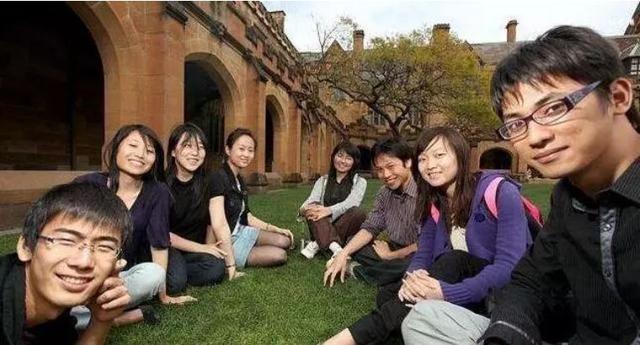 一年贡献300多亿，中国留学生成了英国的“财神”，美国赚得更多