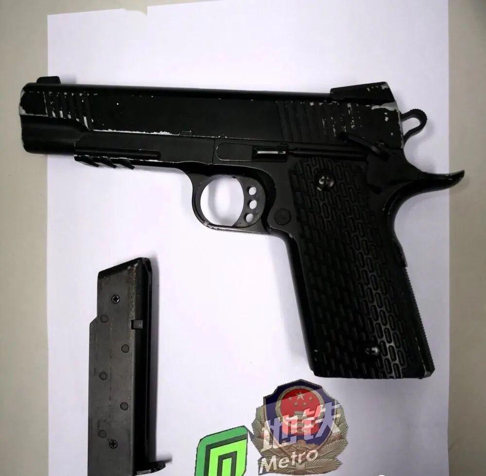 公务用枪:手枪,步枪,冲锋枪,机枪,防暴枪,网枪等以及各类配用子弹.