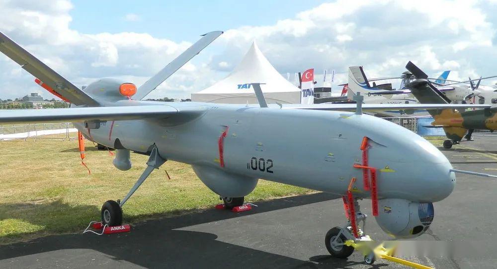 据拉脱维亚民用航空管理局发言人5月3日称,一架大型无人机起飞后因