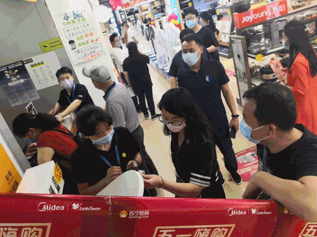 虽然小苏没办法帮你留住雨神 全郑苏宁易购门店 冰镇西瓜,空调,wifi