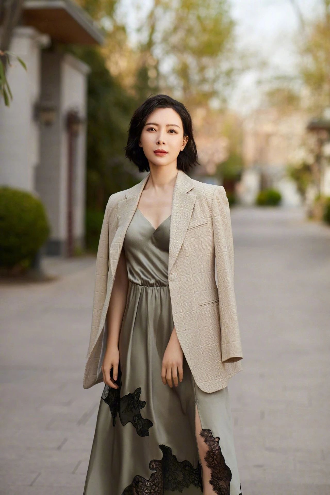 40岁左右的女人是徐娘半老,风情犹在,穿得太老气实在不好,还不如趁