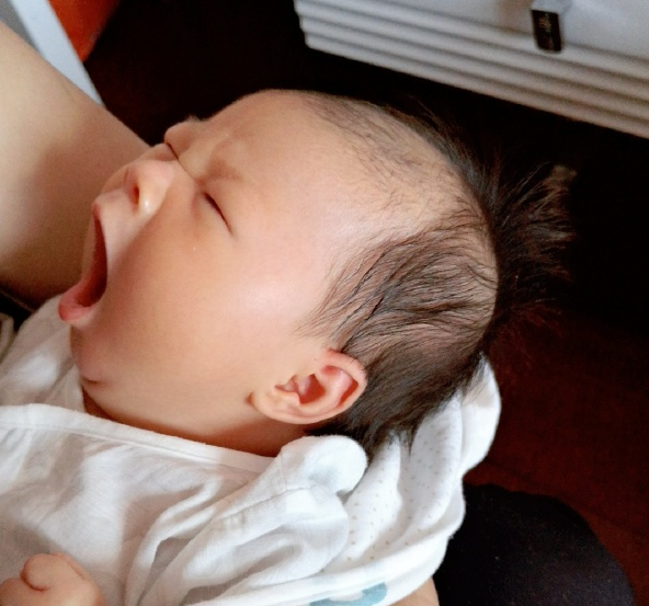 『妈妈』是咋回事儿？可能是这几种原因宝宝明明很困了却拼命反抗哄睡