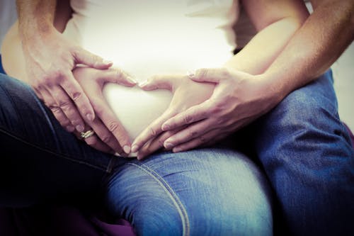 孕晚期用什么睡姿有利胎儿发育？遵循这2个原则，胎儿表示更舒适