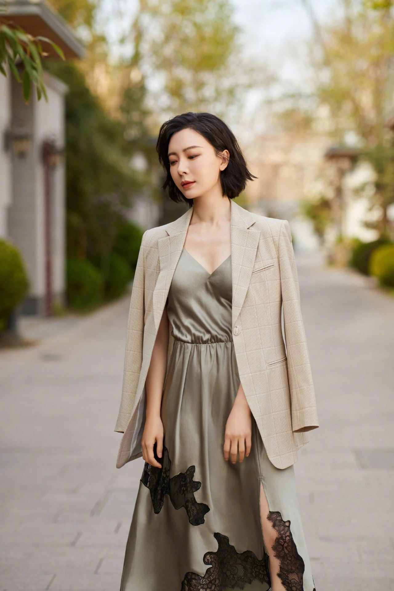 40岁左右的女人是徐娘半老,风情犹在,穿得太老气实在不好,还不如趁