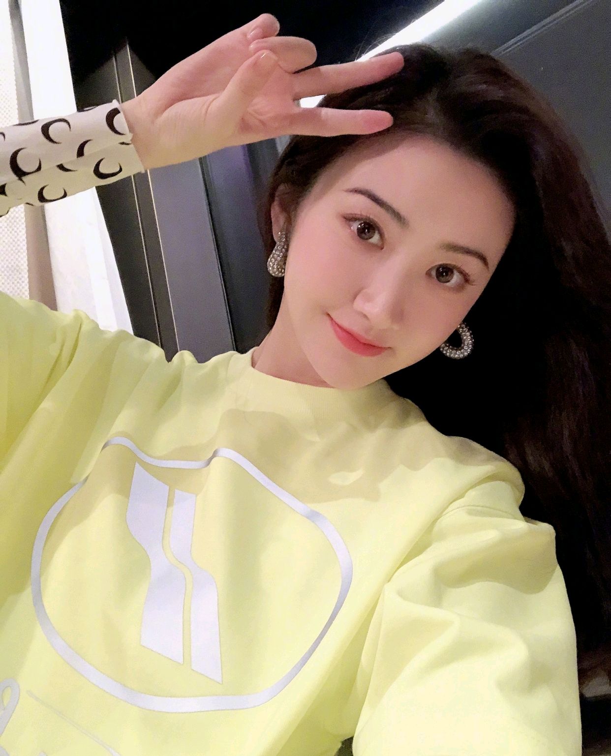景甜的日常穿搭又来啦!身穿白色卫衣配蓝色牛仔裤,甜美又有活力