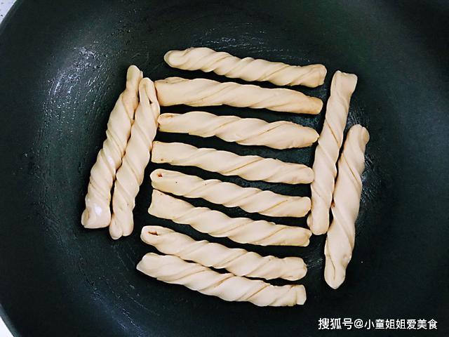 如何做发面小麻花 915dd7aa3d5e45c48f9374be25d91427.jpeg