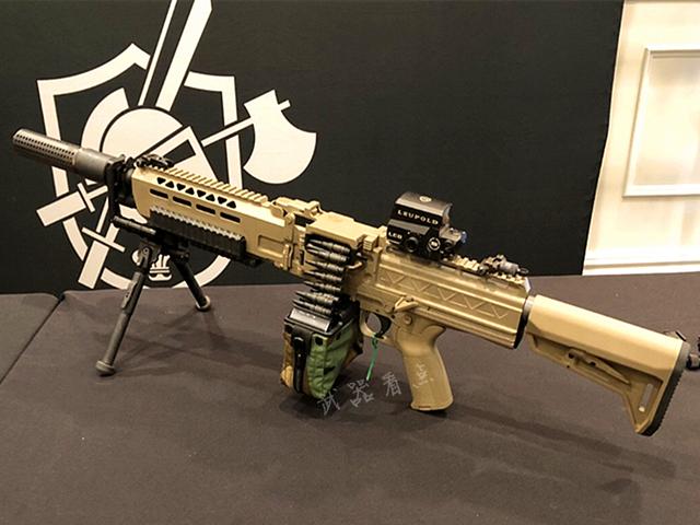 "最新型lamg轻机枪:kac斯通纳轻机枪(kac lmg)的原型是斯通纳96轻机枪