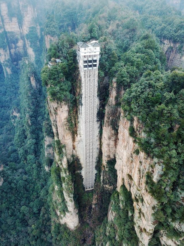 百龙天梯位于世界自然遗产张家界武陵源风景名胜区内