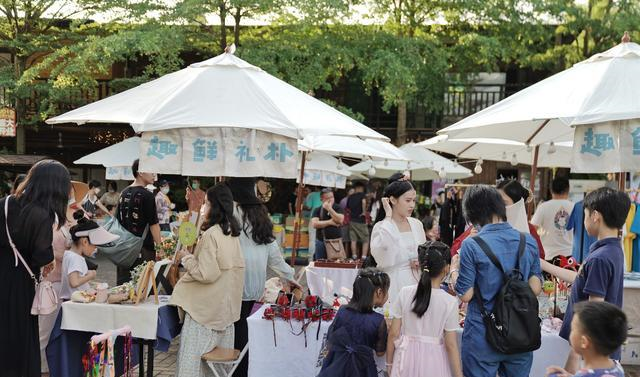 一场极具海岛风情的觅岛摩天轮市集在万绿园民俗风情街启幕