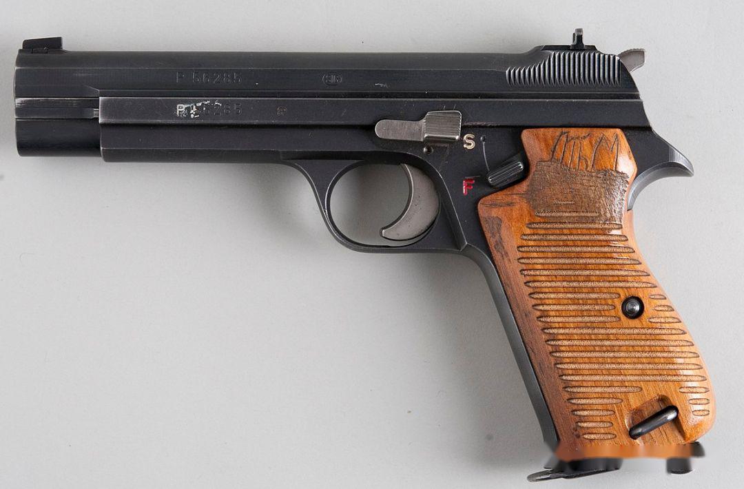 外形美观流畅,使用独特口径的法国mle.1935a手枪