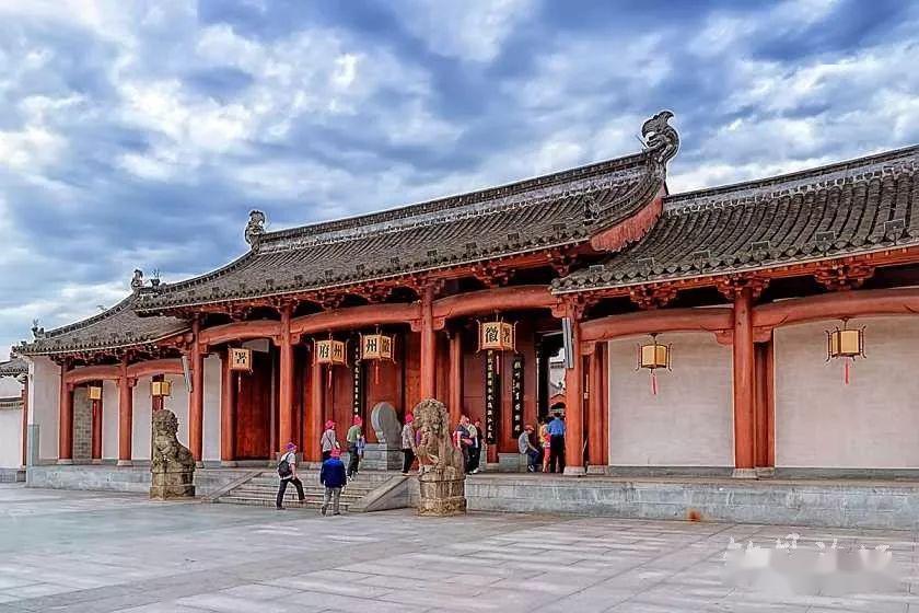 高铁歙县站 京福线心连着心呀 大通道成了记忆 叹时光瞬间 凝望徽剧