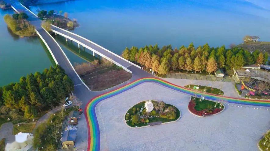 贡湖湾湿地公园彩虹步道是2019年完工的民办实事项目,总长3公里,宽5