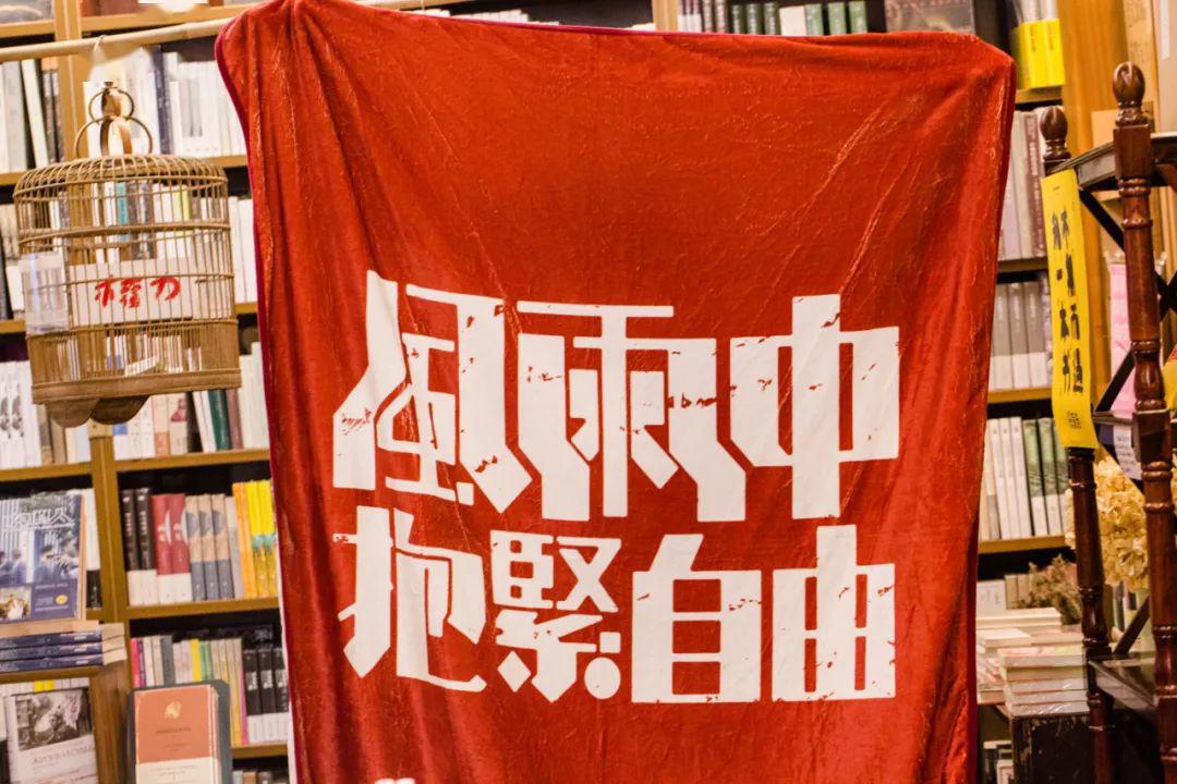 一,"风雨中抱紧自由"法兰绒毯还有自己的态度不但舒适,一毯多用1200