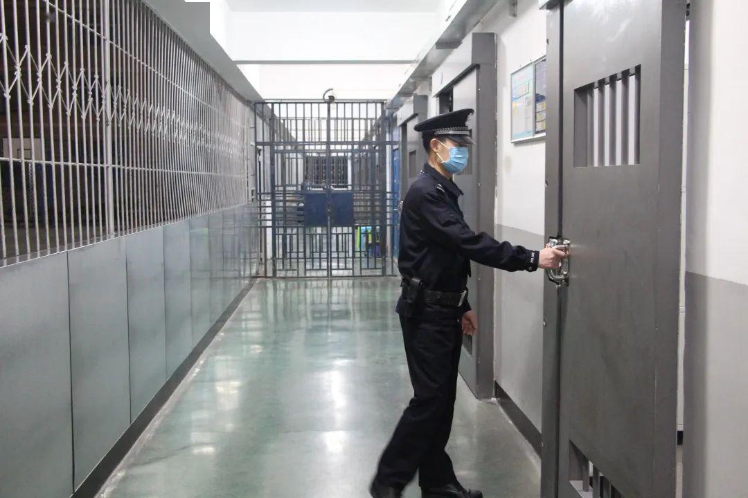 川西监狱抓细新犯收押严防疫情入监