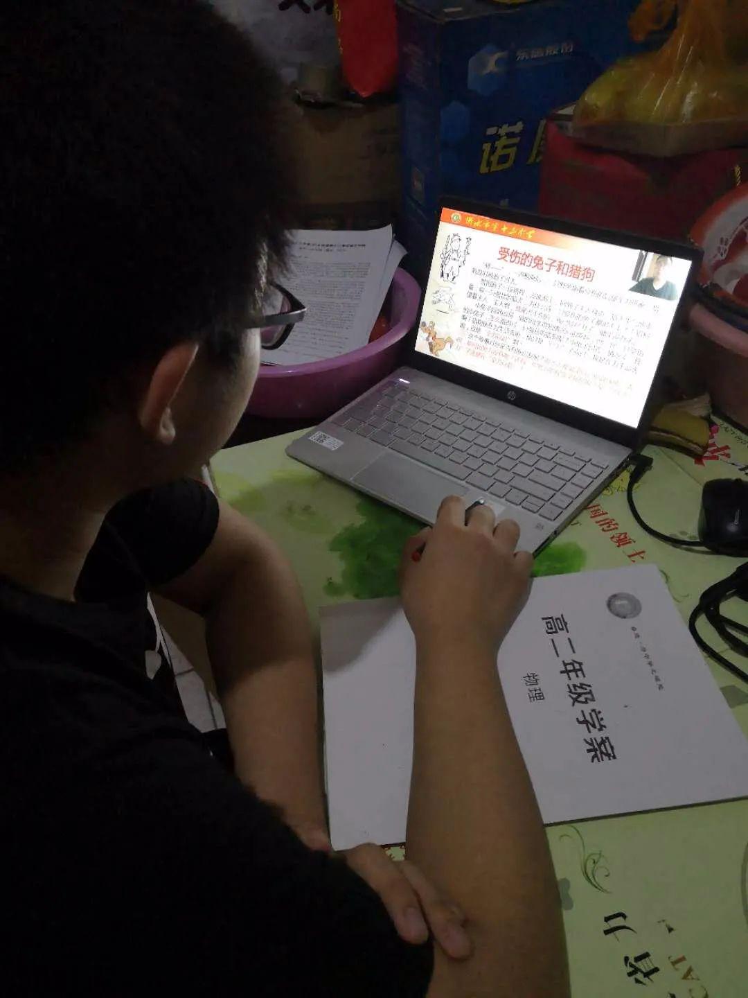 高二年级召开主题班会