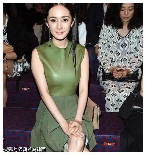 当这四位女星翘起二郎腿,赵丽颖霸气,杨幂身后的